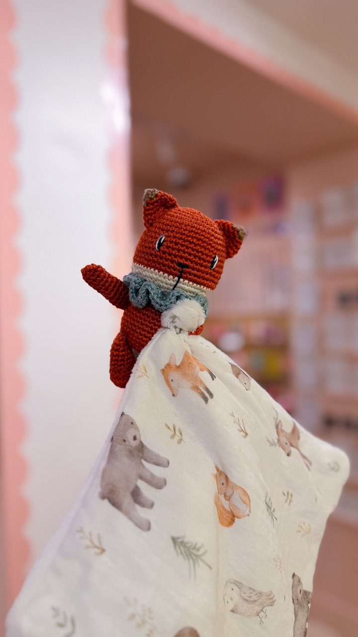 Renard - Peluche au crochet qui tient le carré