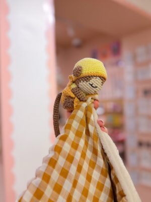 Singe - Peluche au crochet qui tient le carré