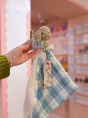 Teckel - Peluche au crochet qui tient le carré