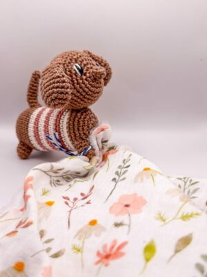 Teckel - Peluche au crochet qui tient le carré