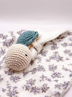 Tortue bleue - Peluche au crochet qui tient le carré