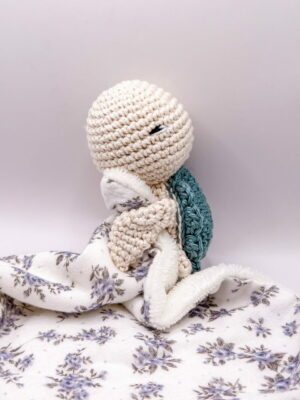 Tortue bleue - Peluche au crochet qui tient le carré