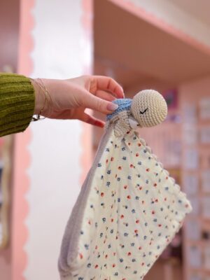 Tortue bleue - Peluche au crochet qui tient le carré