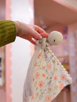 Tortue rouge - Peluche au crochet qui tient le carré