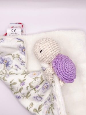 Tortue violette - Peluche au crochet qui tient le carré