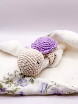Tortue violette - Peluche au crochet qui tient le carré