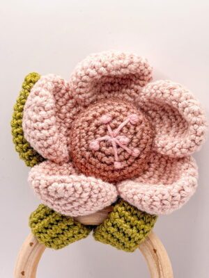 Fleur rose - Peluche au crochet hochet