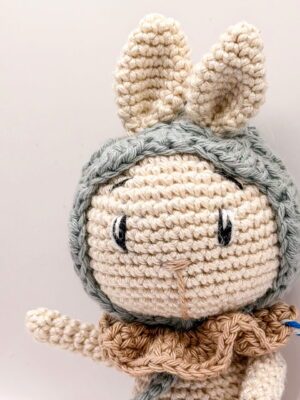 Lapin avec capuche - Peluche au crochet
