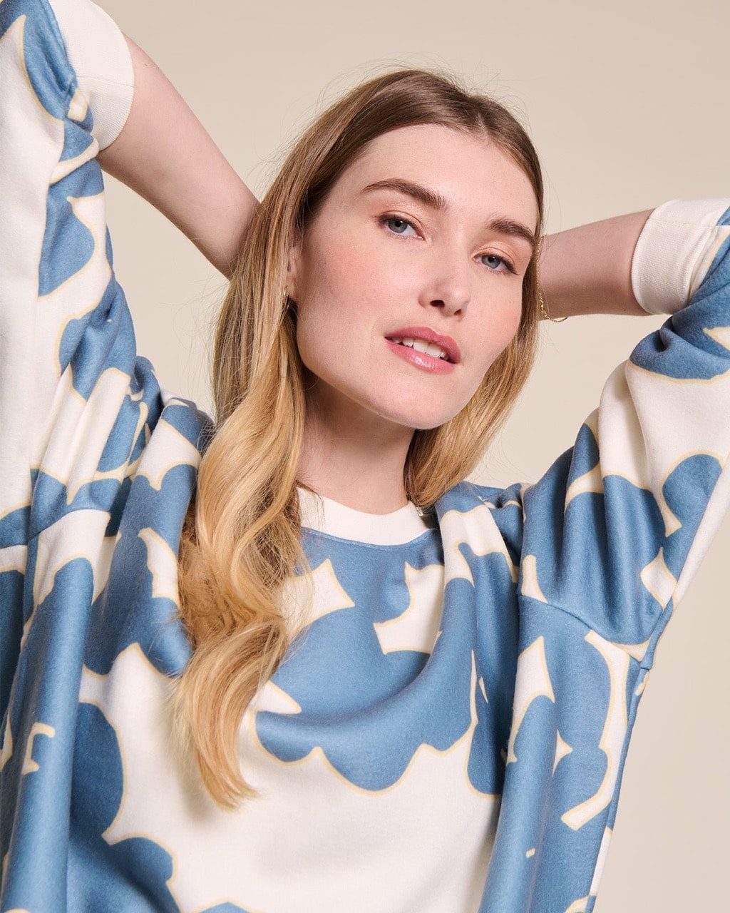 Le sweat Scarlett - Fleurs du lac – Image 2