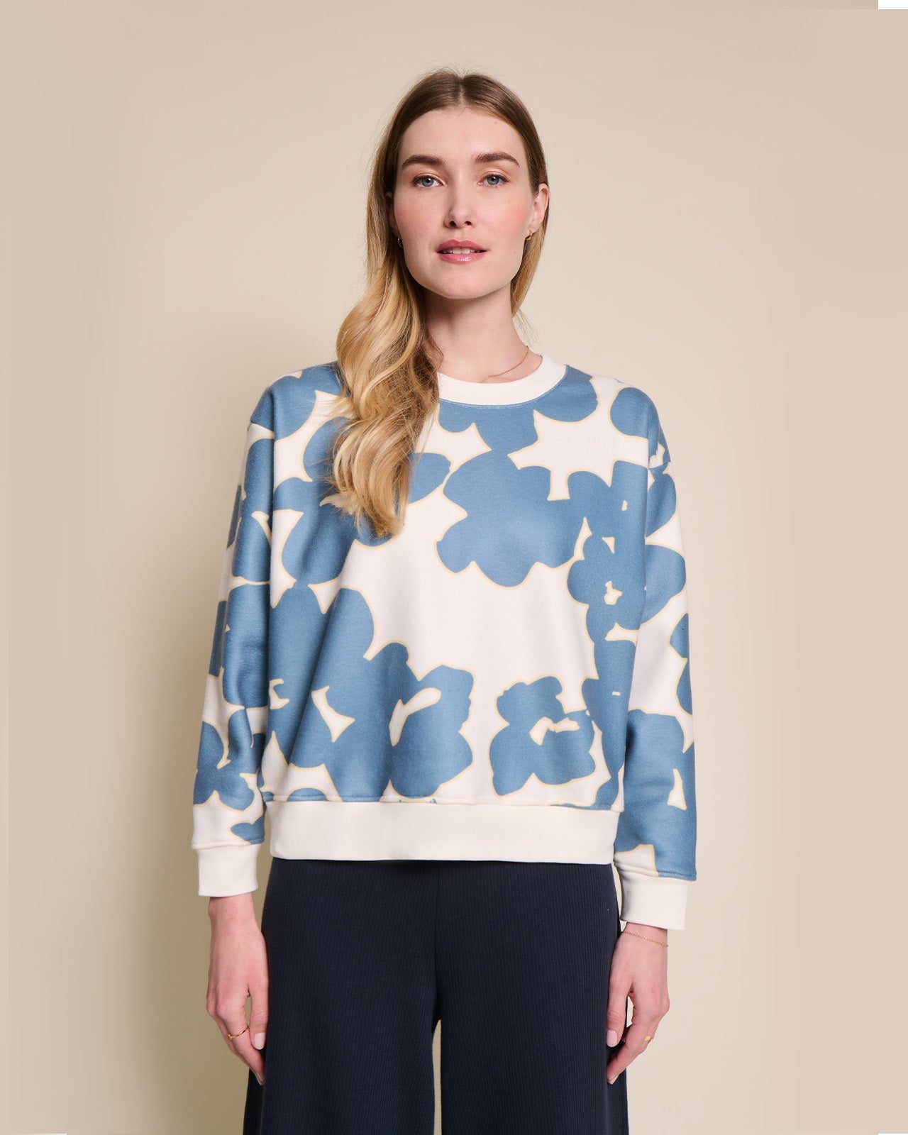 Le sweat Scarlett - Fleurs du lac – Image 4