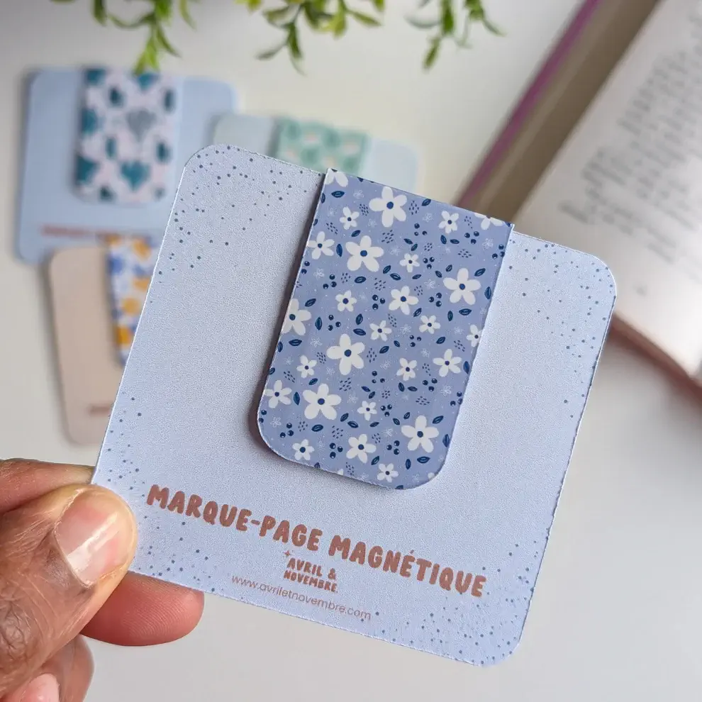 Marque-Page Magnétique – Petites fleurs blanches